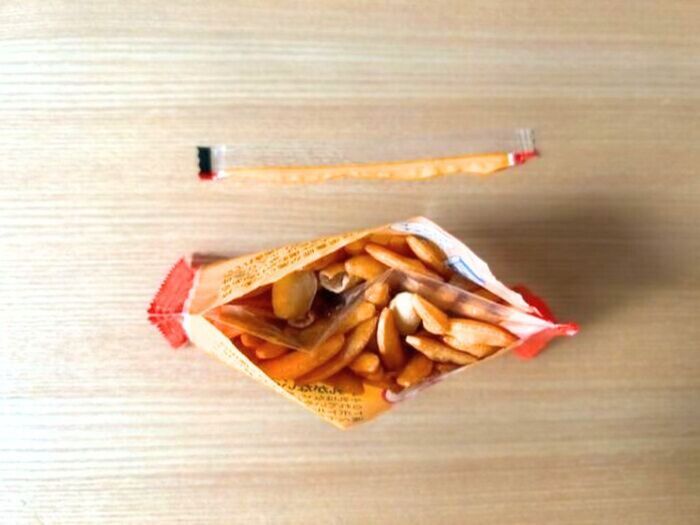 『柿の種』ここから開けるの！？公式もおすすめの方法試してみたら…めっちゃイイ♡