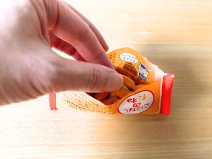 『柿の種』ここから開けるの！？公式もおすすめの方法試してみたら…めっちゃイイ♡