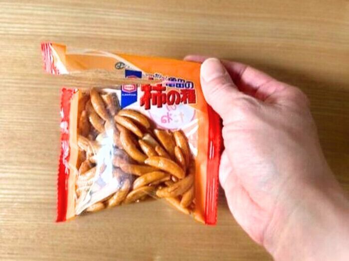 『柿の種』ここから開けるの！？公式もおすすめの方法試してみたら…めっちゃイイ♡