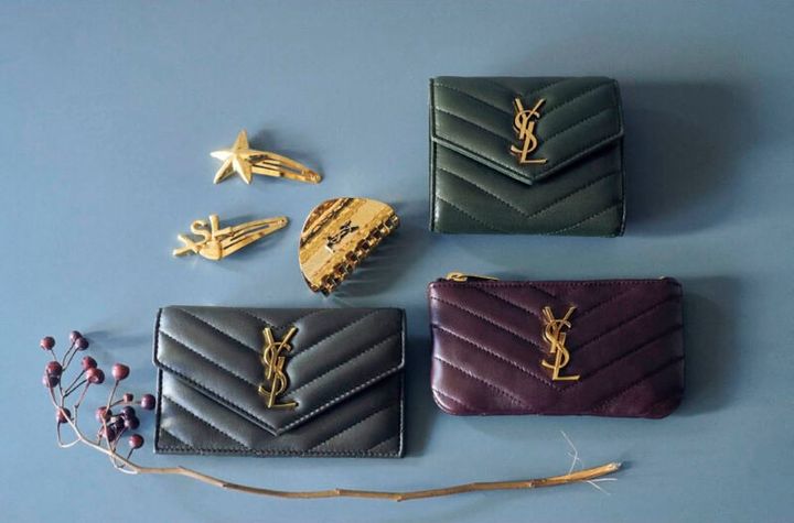 右上から時計回りに、VラインのキルティングがYSLのカサンドラロゴをシャープに引き立てる。滑らかレザーで手ざわりも気持ちいい。ウォレット［H9×W10.5×D3、カード入れ5］￥123,200、開口部がジッパー式で小物を入れても安心。キーリングとチェーン付き。キーポーチ［H7.5×W13.5］￥81,400、フロントにフラップポケット、バックにカード入れがあって整理整頓しやすい。フラグメントケース［H8×W13×D1、カード入れ5］￥89,100、カサンドラロゴをのせたグラマラスな輝きに目が釘付けに。ヘアクリップ￥79,200、スターフィッシュとシグネチャー＋ハートモチーフの2個セット。モードな華やかさを加えるキーピースになってくれそう。ヘアクリップセット￥52,800（すべてサンローラン バイ アンソニー・ヴァカレロ／サンローラン クライアントサービス）