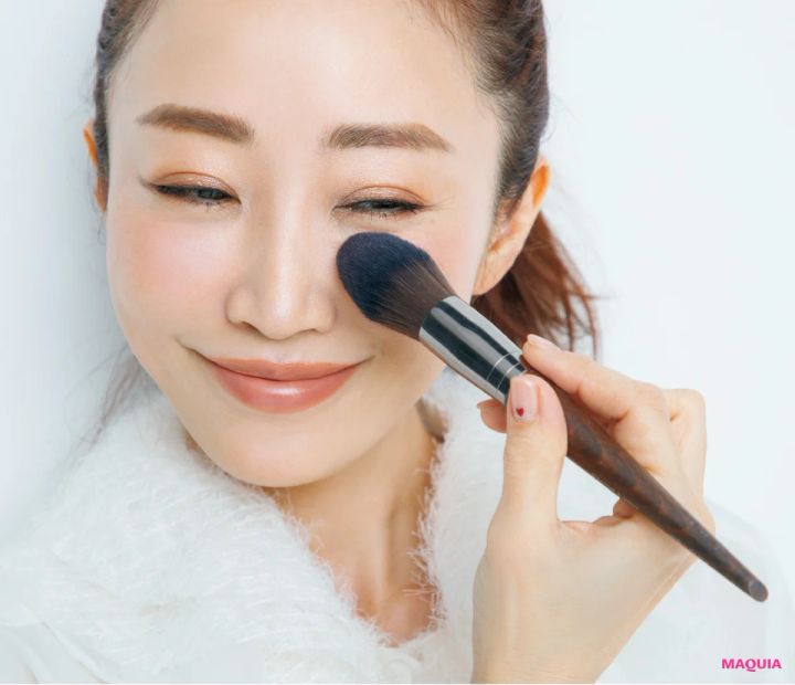 美容家 神崎恵さんのくすみ肌におすすめのコスメ チークのメイク方法