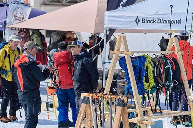 複数の山岳メーカーの体験ブースが雪上に登場