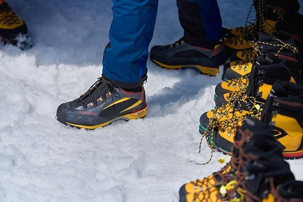 雪山用の登山靴を雪上で試す様子