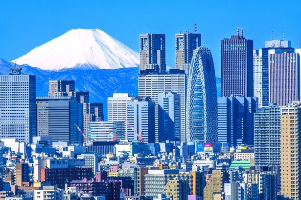 東京都庁 〜 新宿御苑 〜 伊勢丹新宿店 〜 ゴジラヘッド 〜 花園神社 〜 新宿ゴールデン街をめぐる！初めての新宿・王道コース 画像提供：PIXTA(ピクスタ)