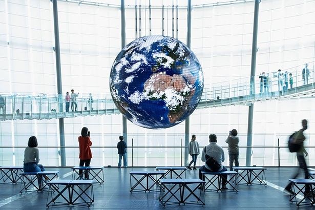「日本科学未来館のドームシアター」のシンボル展示「ジオ・コスモス」 画像提供：日本科学未来館