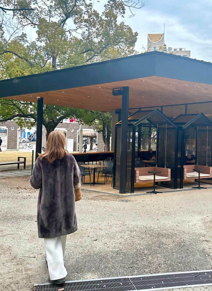 江坂公園を歩くTOMOKO SHINOBEさん