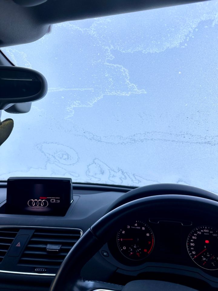 そんな一年でいちばん寒かった日の車のフロントガラス