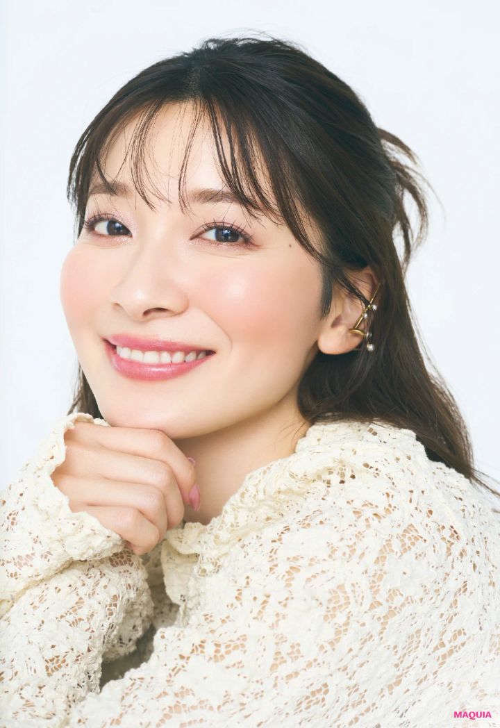 フリーアナウンサー 山本里菜さん おすすめコスメ コスメデコルテ スキンシャドウ デザイニング パレット 10 で女子会メイク