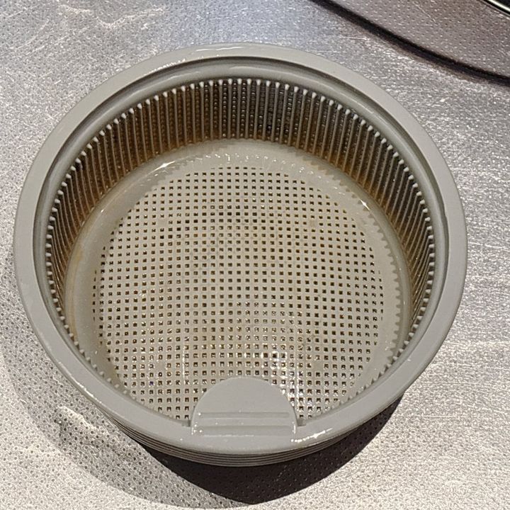 “細かい網目に入り込んだヌメリ”を一掃！キッチン排水口の「ゴミ受け黄ばみ」が“スルンと落ちる”掃除術