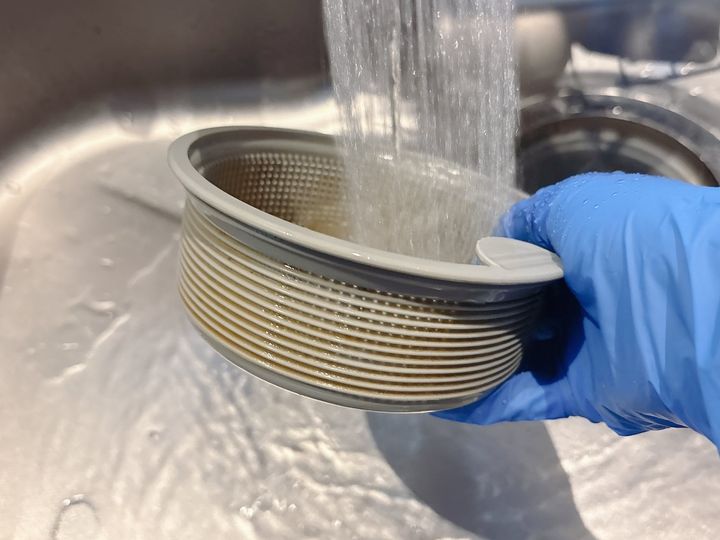 ゴミ受けを水で洗う