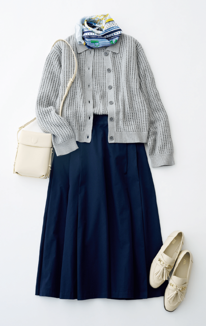 洗えるメッシュクルーネックセーター¥3,990、タックスカート¥4,990 ／ともに無印良品（無印良品銀座）、シューズとバッグ／スタイリスト私物