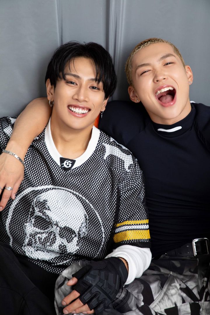 TJBBのAERONとHINATAが肩を組んで笑顔を見せる一枚。クールさと無邪気さが同居する、sweet独占インタビューらしいカット