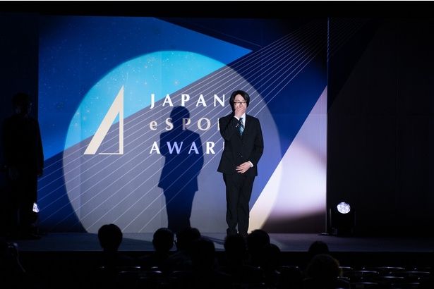 最優秀eスポーツプレイヤー賞の発表に、思わず口元を押さえるGO1選手。昨年は引退も考えていたという