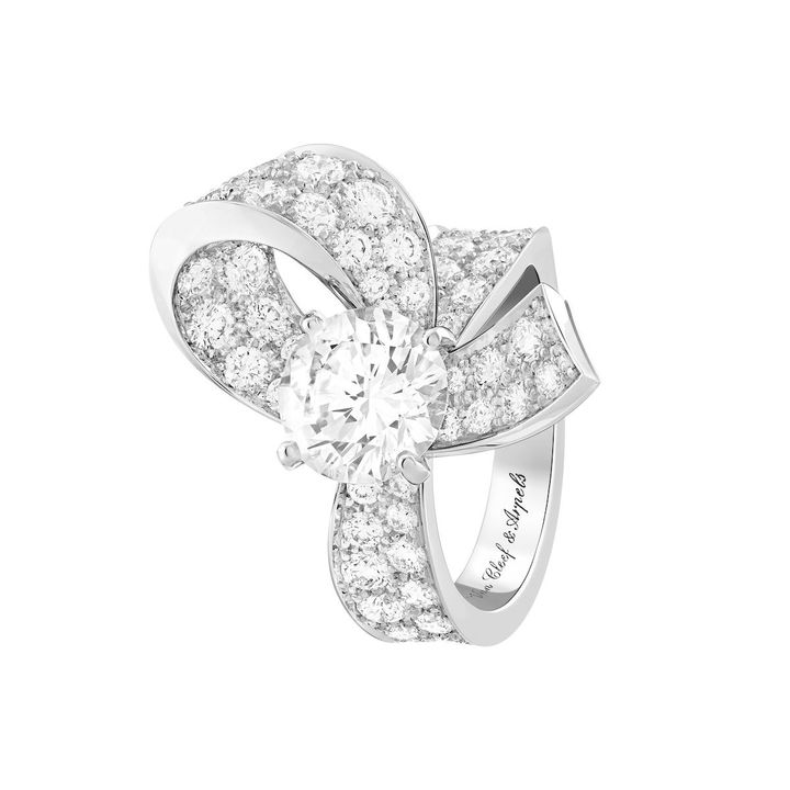 ブークル ソリティア（0.7ct～ ） ￥4,052,400～ ／VAN CLEEF & ARPELS (ヴァン クリーフ＆アーペル ル デスク 0120-10-1906）
