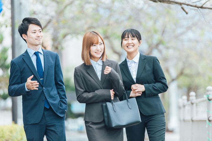 文系学生の志望業界では金融が首位を維持。官公庁への関心も高まっています