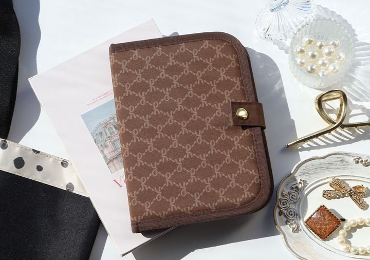 宝島社雑誌付録素敵なあの人4月号のロベルタ ディ カメリーノのクワドラプリントで高級感ある持ち物整理ケース1