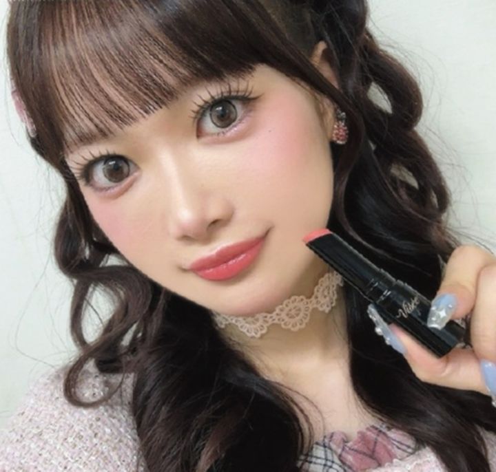 むっちりツヤめく粘膜を演出して肌の透明感まで偽装する。