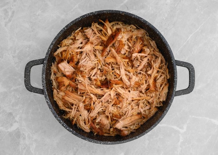 鍋に入ったほぐされたプルドポーク