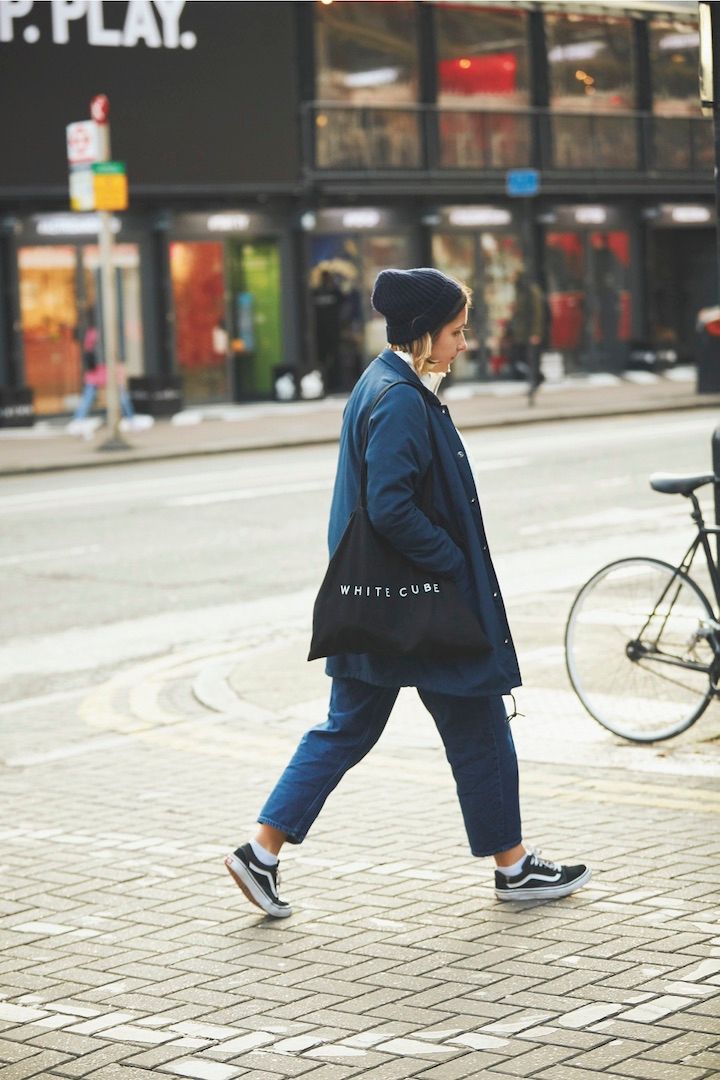 トーンを揃えるだけで、定番のデニムコーデがワンランク上の着こなしに