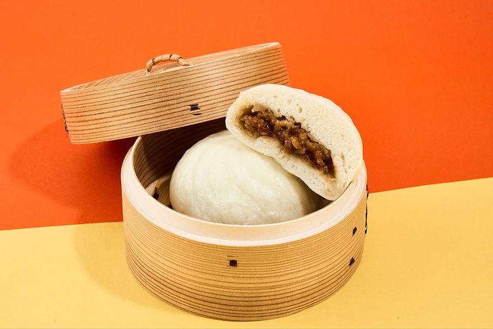 「極旨黒豚まん ピリ辛味噌」のイメージビジュアル