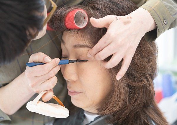 イメチェンのポイント7：アクセサリー感覚のアイラインで、遊び心をしのばせる