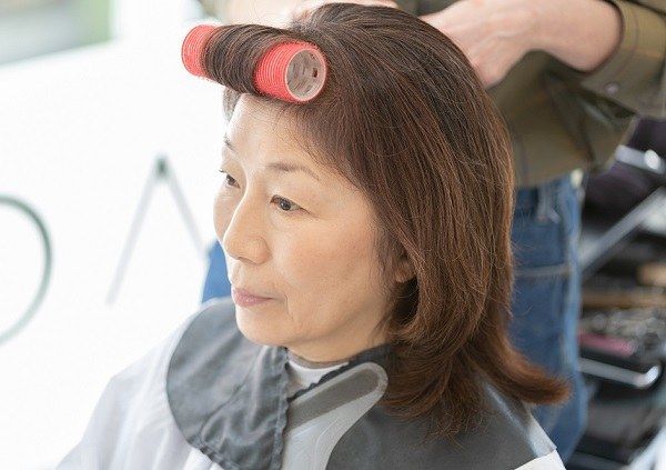 クリームチークで自然な血色をプラス