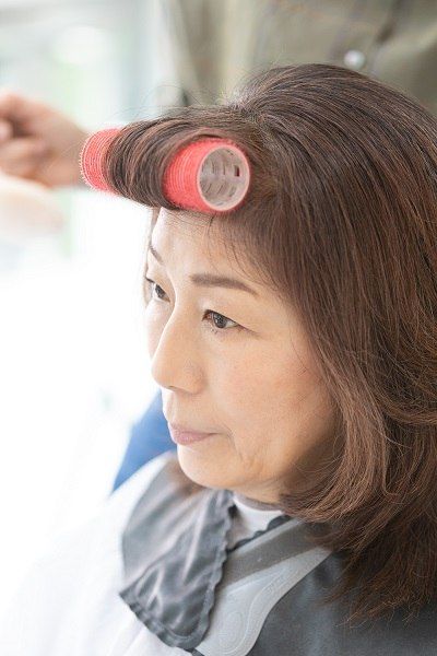 カーラーで前髪を巻く