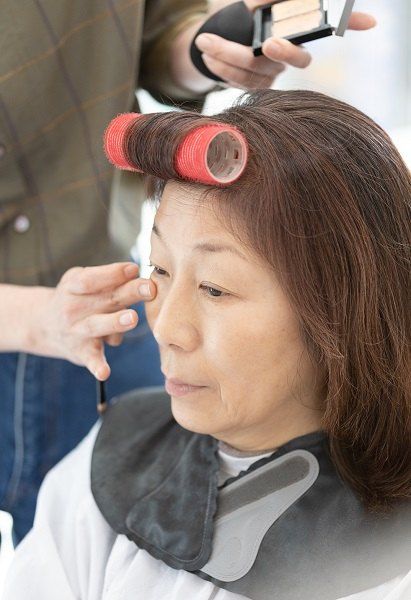 頬がキュッと引きあがる！コンシーラーの使い方