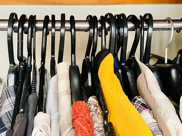 色柄がバラバラのクローゼット