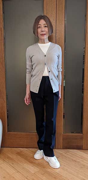 リブ編みカーディガンを羽織ったコーデ