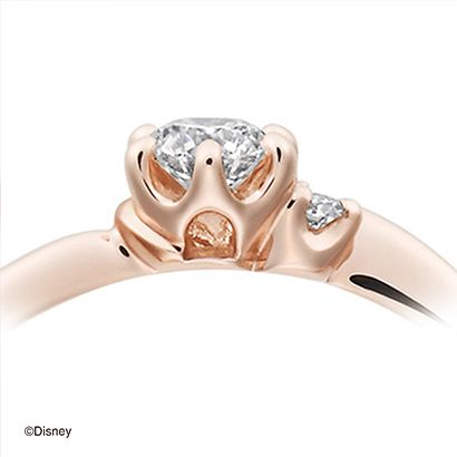 塔の窓をイメージした台座の側面