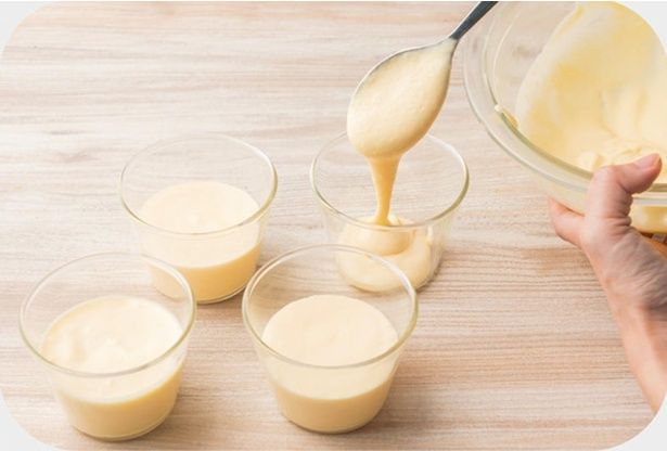 耐熱カップに6分目まで生地を入れる （C）ぼく／KADOKAWA