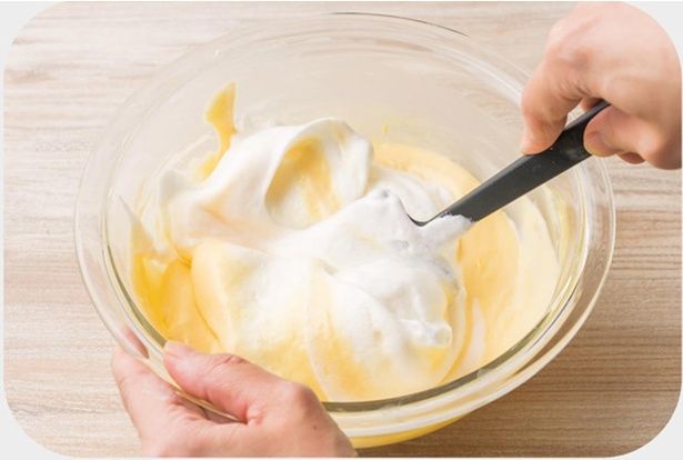 ハンドミキサーでしっかりとしたメレンゲを作る （C）ぼく／KADOKAWA