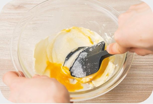 ボウルに常温のクリームチーズを入れて練る （C）ぼく／KADOKAWA