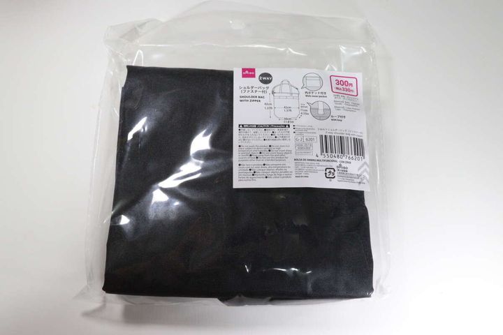 ダイソーの2WAYショルダーバッグ ファスナー付のパッケージ