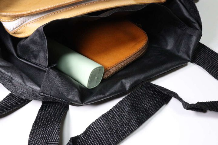 ダイソーの2WAYショルダーバッグ ファスナー付の内ポケット