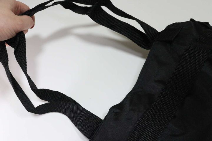 ダイソーの2WAYショルダーバッグ ファスナー付は肩掛けできる