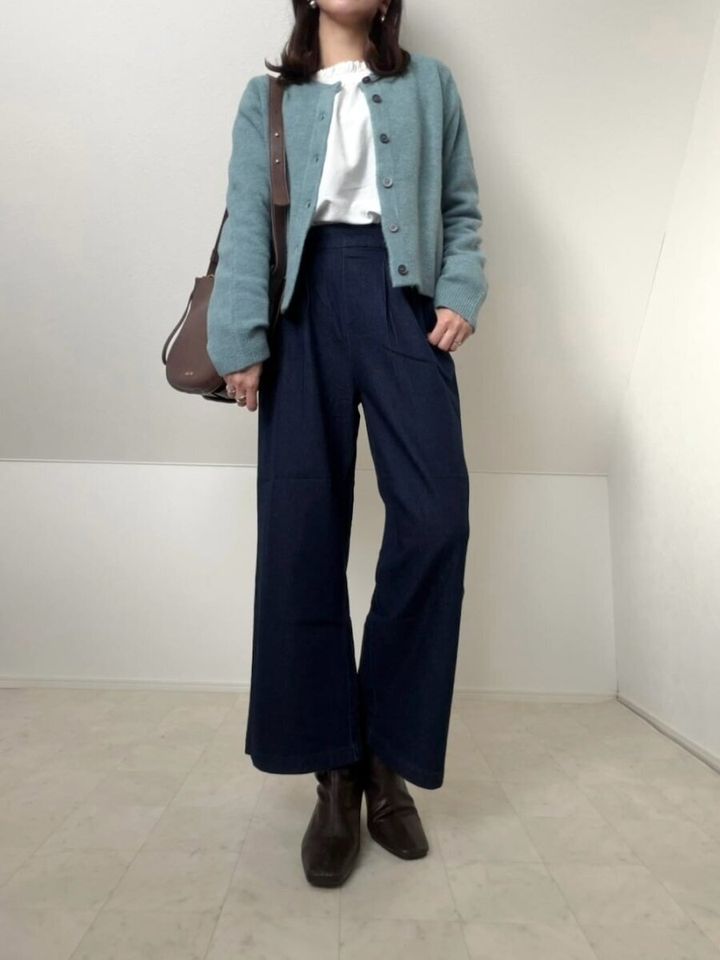 2026春大人女性ブルーニットカーディガン通勤コーデ