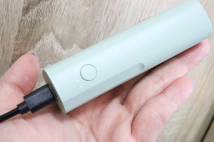 ダイソーのモバイルバッテリー ライトミントグリーンのバッテリー残量表示インジケーター