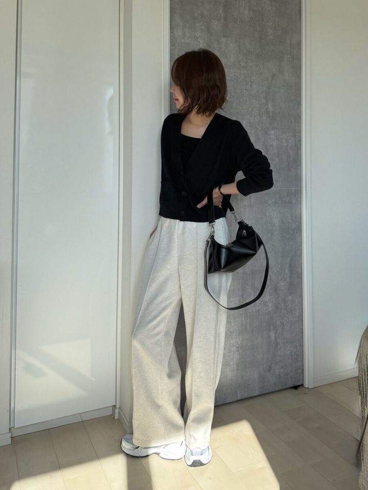 ユニクロスムースコットンVネックショートカーディガンのスウェットパンツコーデ
