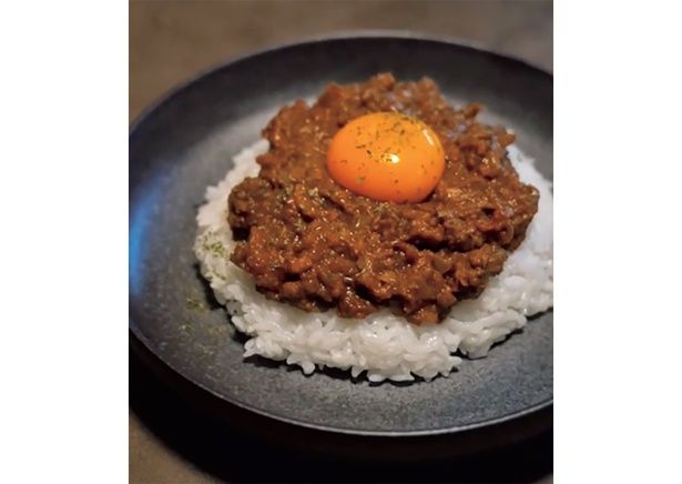 黄身をトッピングして完成 (C)mokka／KADOKAWA