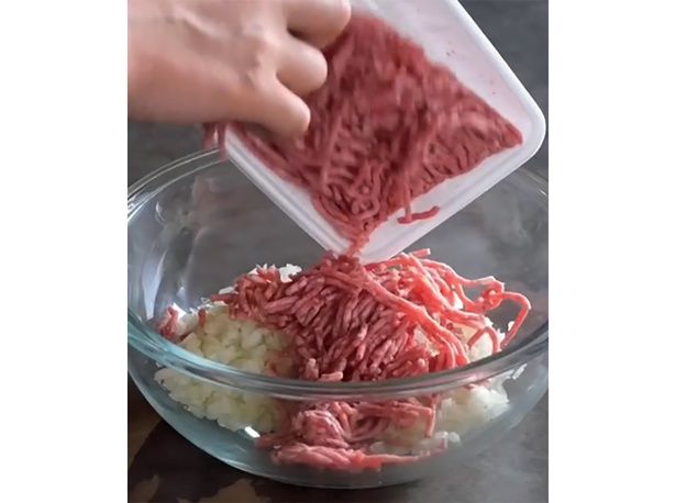 たっぷりのタマネギに挽き肉を入れる (C)mokka／KADOKAWA