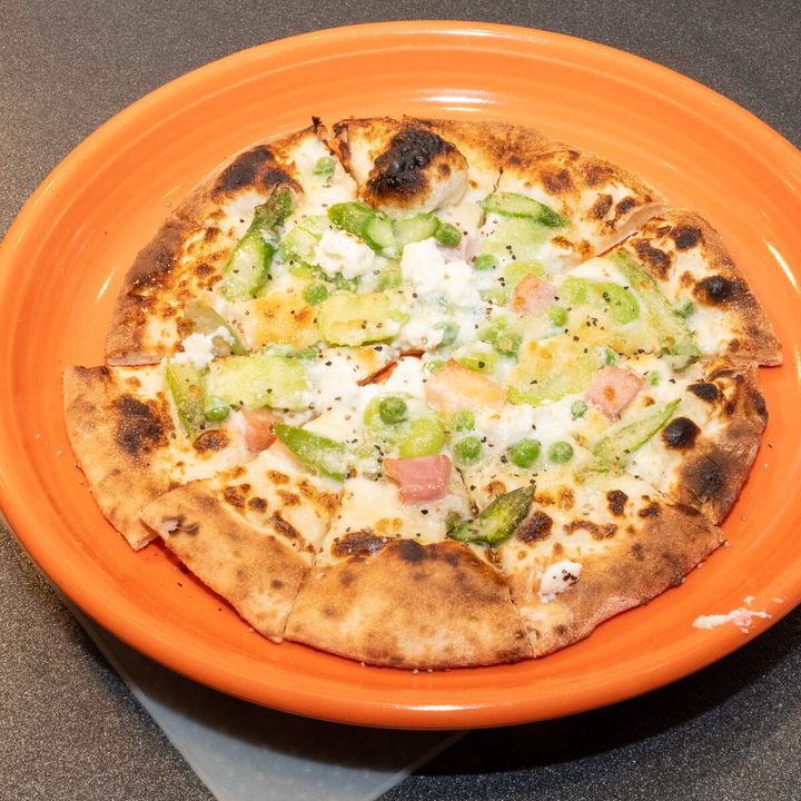 ピッツアプリマヴェーラ（春の野菜とリコッタのピッツァ）