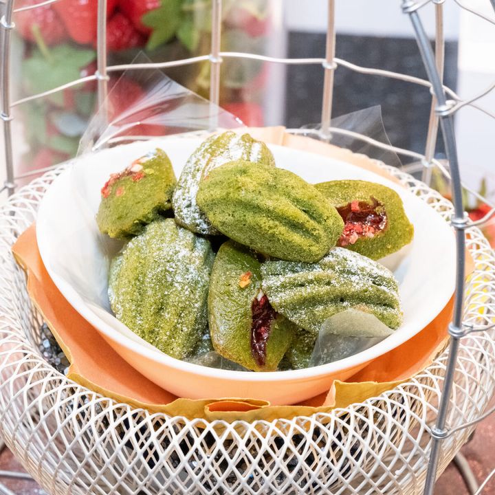 抹茶と苺のマドレーヌ