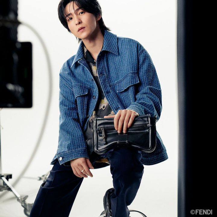 デニムジャケット ¥401,500 シャツ ¥289,300（※3月発売予定） パンツ ¥149,600 バッグ「フェンディ フラックス メッセンジャー」¥385,000 スニーカー「フェンディ フライト」 ¥162,800 リング「フェンディ 925」¥63,800 ブレスレット「フェンディ 925」¥90,200／全てFENDI