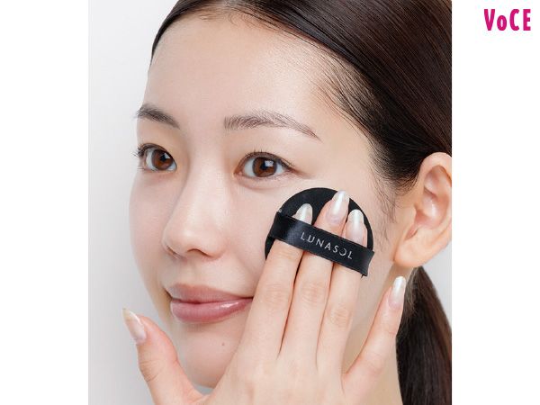 クッションファンデは半顔ずつ、内→外に