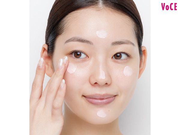 肌をつるんと整えるプライマーを全顔に