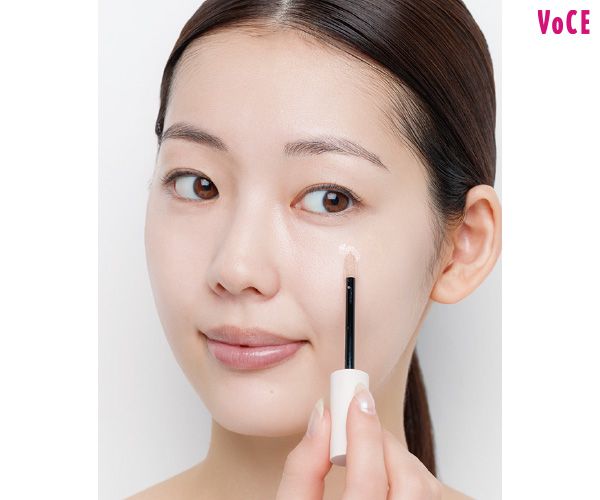 頰の高い位置にピンポイントでハイライターをオン