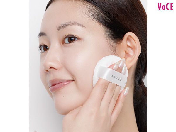 目の下の頰を外してパウダーをたっぷりのせる