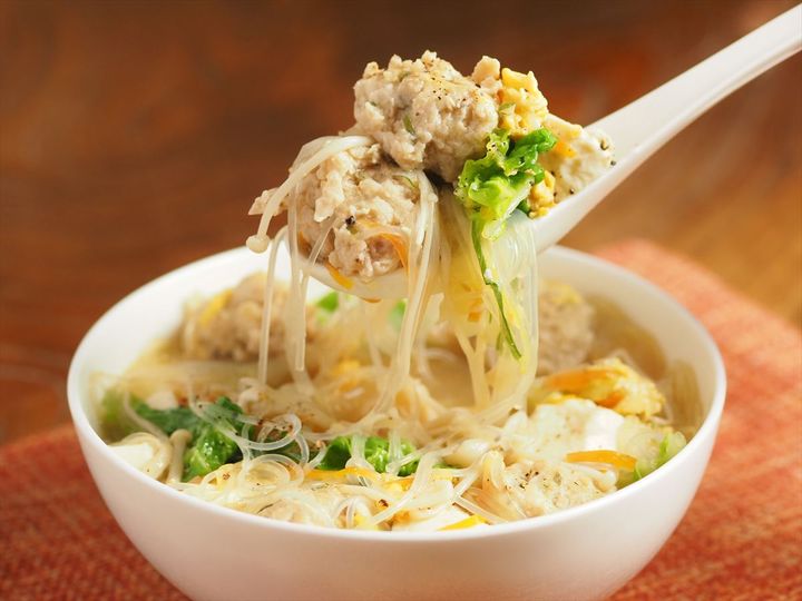 優しい味で大満足！鶏団子と白菜の具だくさん春雨スープ